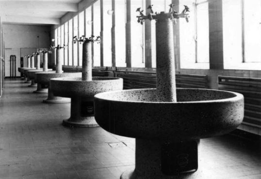 水磨石清洗池：1937年12月，为了节约用铁，铸铁基座换成炻瓷和水磨石。之后，水池几乎完全由“大理石”制造而成。（资料来源：LASH）